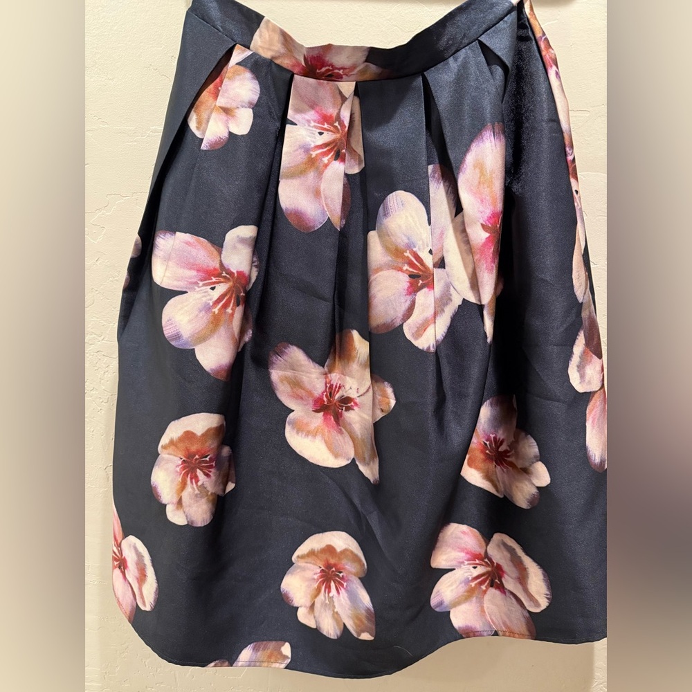 BLVD Size Large Floral Black Pleated Skirt with Pockets